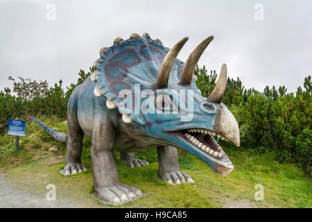 Unterhaltung und Abenteuer mit Dinosauriern in Triassic Park auf der Steinplatte, Österreich, Tirol, Waidring Alpen. Stockfoto