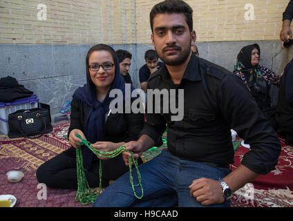 Iranischen Familie, kostenlos einige Gebetskette trauernden schenkt zu sehen, ihren Wunsch geschehen, Provinz Isfahan, Isfahan, Iran Stockfoto
