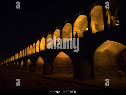 Ein Blick auf die Khaju-Brücke in der Nacht, die Hervorhebung der Bögen, Provinz Isfahan, Isfahan, Iran Stockfoto