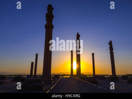 Allgemeiner Überblick über die Überreste der Ruinen der Apadana in Persepolis bei Sonnenuntergang, Fars Provinz, Marvdasht, Iran Stockfoto