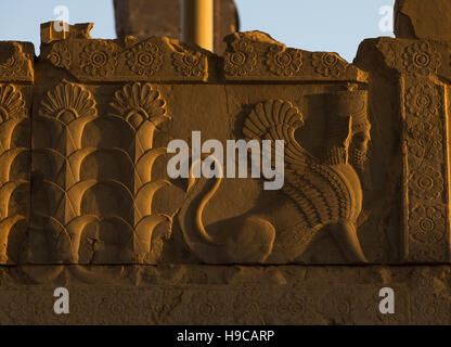 Relief im Apadana Palast Persepolis, Fars Provinz, Marvdasht, Iran Stockfoto