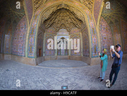 Touristen fotografieren in Nasir Ol Molk Moschee, Fars Provinz, Shiraz, Iran Stockfoto