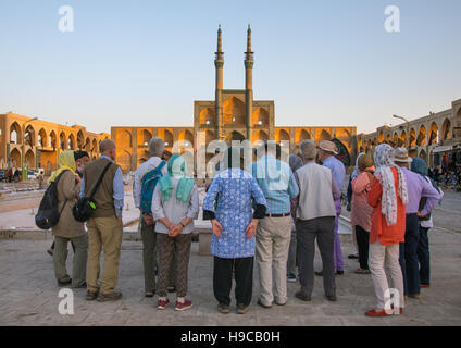 Touristen vor den dreigeschossigen Takieh Teil der Amir Chakhmaq Komplex, Yazd Provinz Yazd, Iran Stockfoto