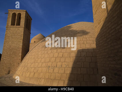 Windtürme verwendet als ein natürliches Kühlsystem für Wasser-Reservoir in der iranischen traditionellen Architektur, Provinz Isfahan, Ardestan, Iran Stockfoto