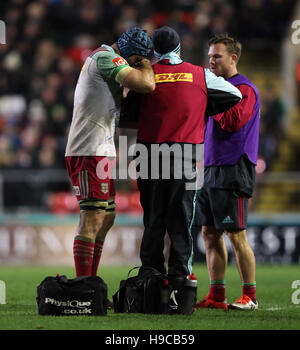 Harlekine James Horwill bekommt seinen Finger Behandlung während des Spiels der Aviva Premiership Welford Road, Leicester. Stockfoto