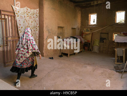 Iranerin tragen traditionelle Floreal Tschador in ihrem Haus, Natanz Grafschaft, Abyāneh, Iran Stockfoto