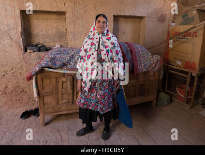 Porträt einer iranischen Frau tragen traditionelle Floreal Tschador in ihrem Haus, Natanz Grafschaft, Abyāneh, Iran Stockfoto