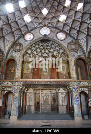 Stuckarbeiten an den Wänden des Hauses Mossadegh, Isfahan Provinz, Kashan, Iran Stockfoto