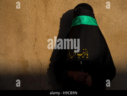 Porträt einer iranischen Schiiten muslimische Frau mit ihr Gesicht mit einem Schleier Trauer Imam Hussein auf Tasua während der Chehel Manbar Zeremonie eines Tages Bef versteckt Stockfoto