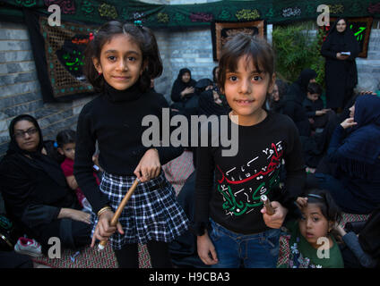 Iranischen Schiiten Mädchen mit Eisenketten während Chehel Manbar Festival am Tasua Gedenken an den Jahrestag von Martyrium von Hussein, Lorestan Provinz, K Stockfoto