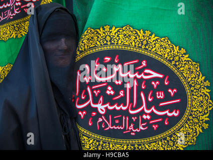 Iranische Schiiten Muslimin Trauer Imam Hussein am Tag des Tasua mit ihrem Gesicht bedeckt von einem Schleier, Lorestan Provinz, Chorramabad, Iran Stockfoto