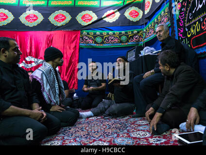 Iranische Schiiten muslimische Männer, die eine Nazri-Charity-Diner während Muharram vor Aschura-Feierlichkeiten, zentrale Grafschaft, Theran, Iran Stockfoto