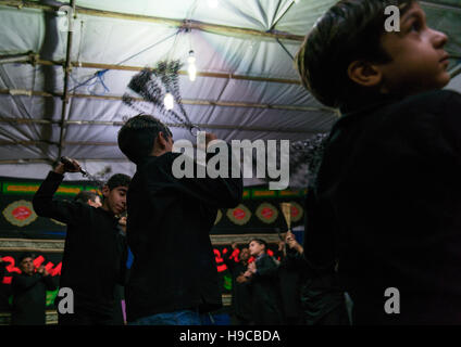 Iranische Schiiten muslimische Männer schlagen sich mit Eisenketten zum Gedenken an Ashura, zentrale Grafschaft, Theran, Iran Stockfoto