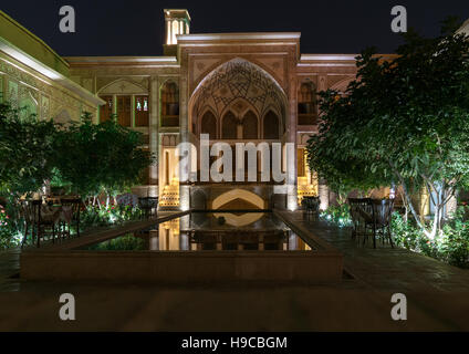 Mahinestan Raheb Hotelhof in der Nacht, Isfahan Provinz, Kashan, Iran Stockfoto