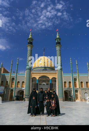 Pilger posiert im Heiligtum der Sultan Ali, Kashan County, Mashhad-e Ardahal, Iran Stockfoto