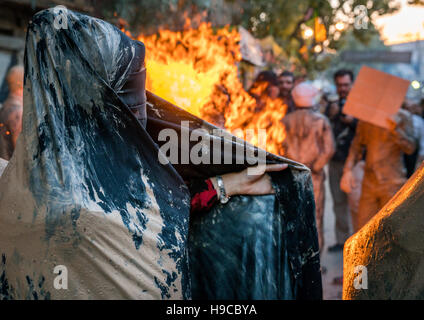 Iranische Schiiten muslimische Frauen versammeln sich um ein Lagerfeuer nach reiben Schlamm auf ihren Tschador während des Kharrah Mali Rituals anlässlich den Aschura-Tag, Lorestan Stockfoto