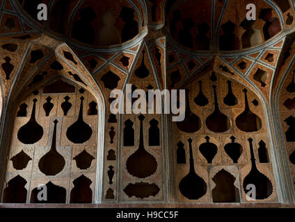 Berühmte Akustikdecke im Musikraum Ali Qapu Palast, Provinz Isfahan, Isfahan, Iran Stockfoto