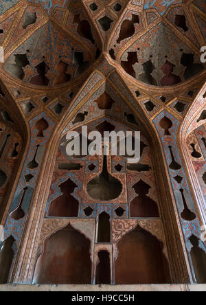 Berühmte Akustikdecke im Musikraum Ali Qapu Palast, Provinz Isfahan, Isfahan, Iran Stockfoto