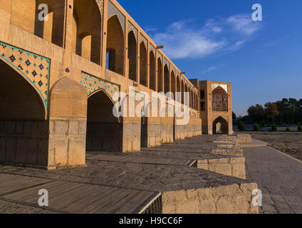 Khaju-Brücke Pol-e Khaju über trockene Zayandeh Fluss, Provinz Isfahan, Isfahan, Iran Stockfoto