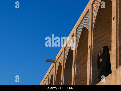 Zwei junge verschleierte Frauen auf Khaju Brücke Pol-e Khaju, Provinz Isfahan, Isfahan, Iran Stockfoto