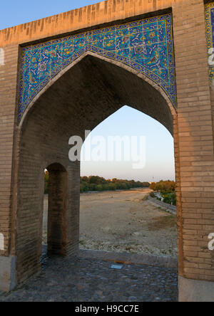 Khaju-Brücke Pol-e Khaju über trockene Zayandeh Fluss, Provinz Isfahan, Isfahan, Iran Stockfoto