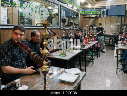 Männer Rauchen von Wasserpfeifen in den Basar, zentrale Grafschaft, Theran, Iran Stockfoto