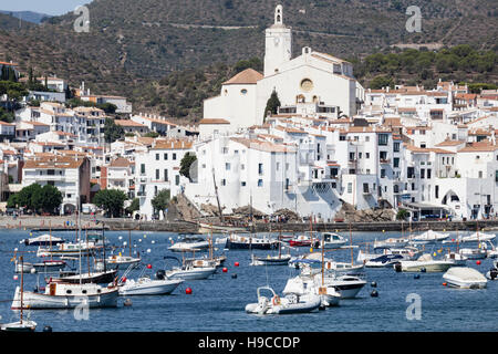 Cadaques Hafen und Stadt an der Costa Brava in Katalonien, Spanien. Stockfoto