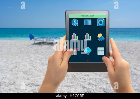 eine Fernbedienung home System auf einem digitalen tablet Stockfoto