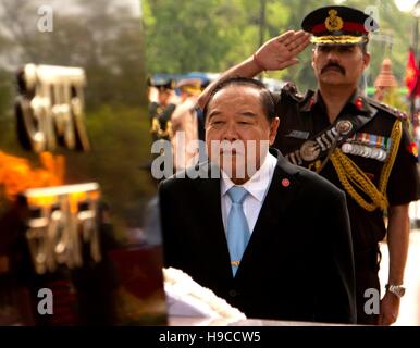 Thai Deputy Prime Minister General Prawit Wongsuwon Hommage an die Märtyrer an Amar Jawan Jyoti, India Gate 17. März 2016 in New Delhi, Indien. Stockfoto
