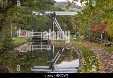 Herbst auf der Monmouthshire & Brecon Canal bei Wanderungen auf Usk Aufzug Brücke, Brecon Beacons National Park, Wales, UK Stockfoto