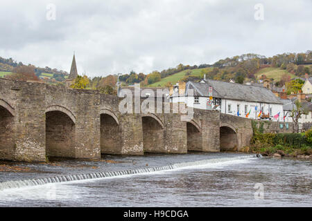 Das 18. Jahrhundert Crickhowell Brücke Fluss Usk, Brecon Beacons National Park, Powys, Mid Wales, UK Stockfoto