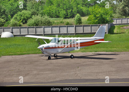 Leichte Privatflugzeug starten des Motors auf dem Parkplatz des einen privaten Flugplatz für ein Ferienflug Stockfoto