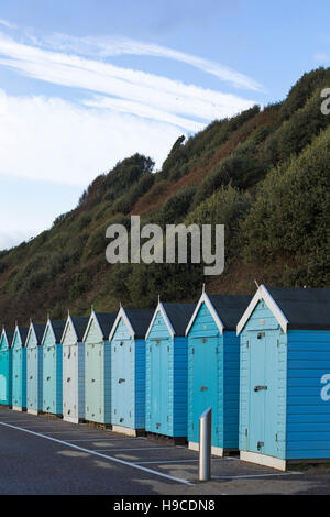 Blaue Strandhütten auf der Promenade zwischen Boscombe und Bournemouth, Dorset UK im November Stockfoto