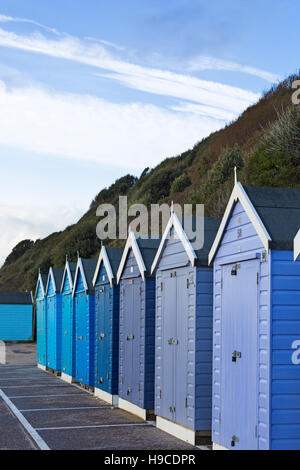 Blaue Strandhütten auf der Promenade zwischen Boscombe und Bournemouth, Dorset UK im November Stockfoto