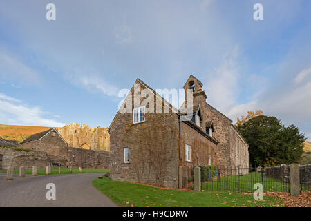 Licht über die Kirche von St Davids, Llanthony Priory Vale Ewyas, Brecon Beacons National Park, South Wales am späten Nachmittag, Stockfoto