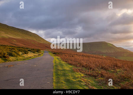 Sonnenuntergang über Twmpa von den Hängen des Heu Bluff am Evangelium Pass, Brecon Beacons National Park, Wales, UK Stockfoto