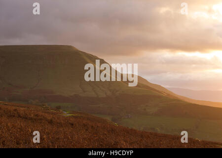 Sonnenuntergang über Twmpa von den Hängen des Heu Bluff am Evangelium Pass, Brecon Beacons National Park, Wales, UK Stockfoto