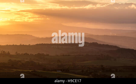 Herbst Sonnenuntergang über den Brecon Beacons National Park von den Hängen des Heu Bluff in der Nähe von Hay-on-Wye, Wales, UK Stockfoto