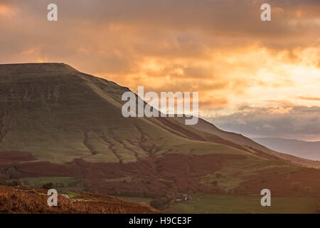 Sonnenuntergang über Twmpa von den Hängen des Heu Bluff am Evangelium Pass, Brecon Beacons National Park, Wales, UK Stockfoto