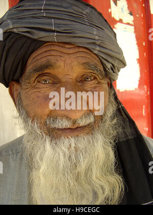 29. Mai 2004 Portrait von einem alten Mann, der eine Lungee (Turban) außerhalb der Wazir Akbar Khan Orthopädischen Zentrum im Norden von Kabul, Afghanistan. Stockfoto