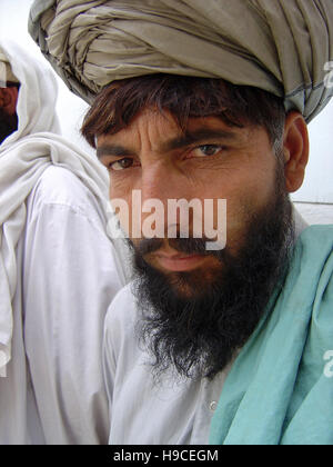 31. Mai 2004 Portrait von ein Mann mit einem Lungee (Turban) innerhalb des Wazir Akbar Khan Orthopädischen Zentrum im Norden von Kabul, Afghanistan. Stockfoto