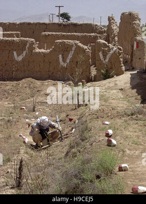 1. Juni 2004 im Dorf do Saraka, in der Nähe des Bagram Airbase, Afghanistan, Mitglied des HALO Trust bei der Räumung von Landminen. Stockfoto