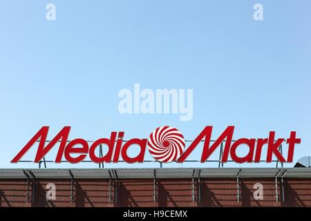 Media Markt-Logo auf einem Gebäude Stockfoto