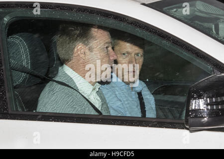 Graeme Le Saux (links) und FA Chief Executive Officer Martin Glenn verlassen St Georges Park, Burton. Stockfoto