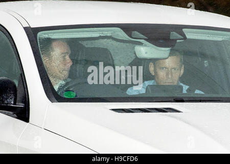 Graeme Le Saux (links) und FA Chief Executive Officer Martin Glenn verlassen St Georges Park, Burton. Stockfoto