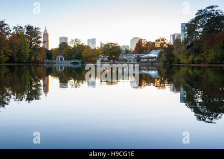 Skyline von Atlanta, Georgia über See Clara Meer in Piedmont Park. (USA) Stockfoto