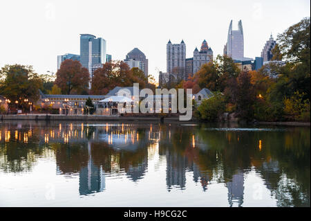 Skyline von Midtown Atlanta, Georgia aus der Stadt schöne Piedmont Park. (USA) Stockfoto