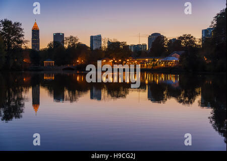 Atlanta, Georgia Skyline der Stadt, im ruhigen Wasser des Piedmont Park Lake Clara Meer widerspiegelt. (USA) Stockfoto