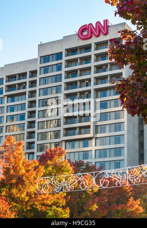 CNN Center Weltzentrale in der Innenstadt von Atlanta, Georgia mit Blick auf Centennial Olympic Park. (USA) Stockfoto