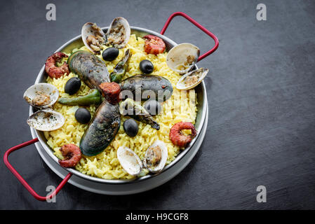 gemischte Meeresfrüchte und Reis Paella berühmte traditionelle portugiesische und spanische Gerichte Stockfoto